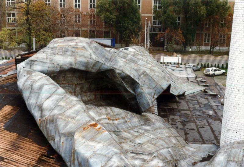 A vihar által letépett tető, ami alatt készletünk komoly veszélybe került (1995.)