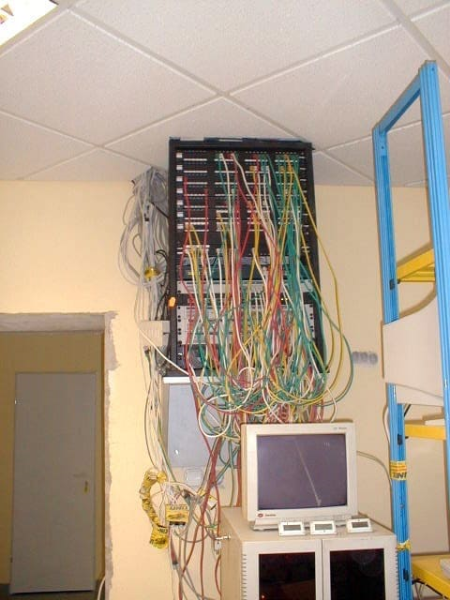 Az UNIX TradeLine rendszert kiszolgáló modemes központ (1997.)
