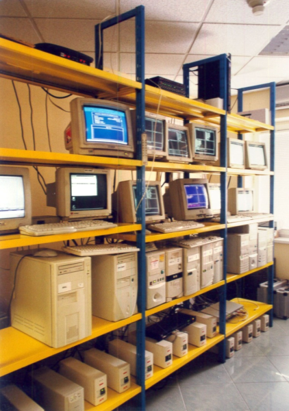 Az UNIX TradeLine rendszert kiszolgáló modemes központ (1997.)