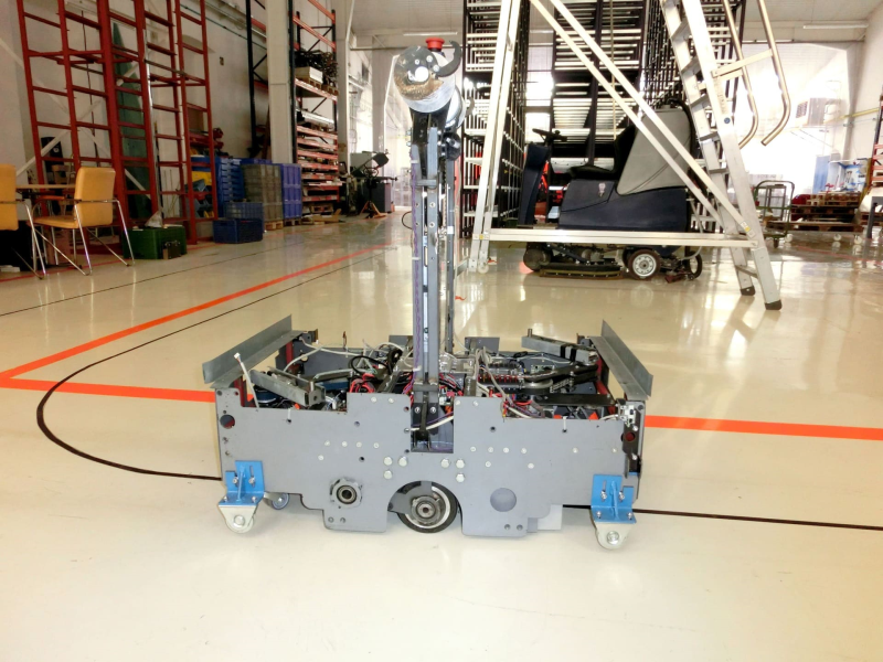 A K+F részleg műhelyében készült sokadik Rob-X ládaszállító és emelő robot kocsi egyik prototípusa (2012.)